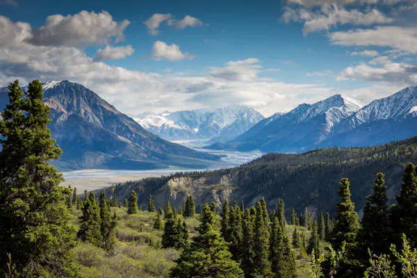 Glaciares y montañas nevadas de Alaska