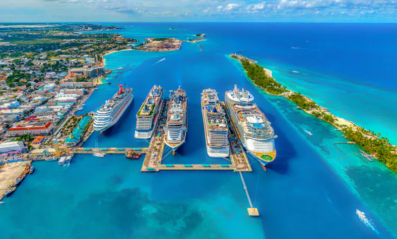 Crucero Royal Caribbean en mar abierto bajo cielo despejado